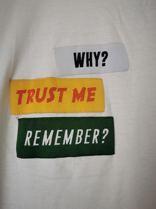 Camiseta blanca serigrafiada de manga corta
