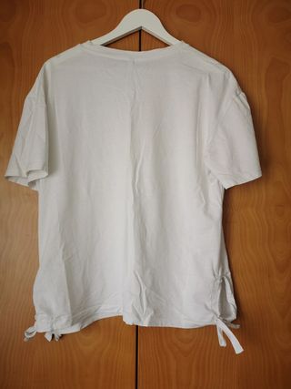 Camiseta blanca serigrafiada de manga corta