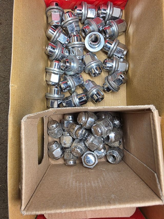 Porcas e parafusos e tampas para rodas.