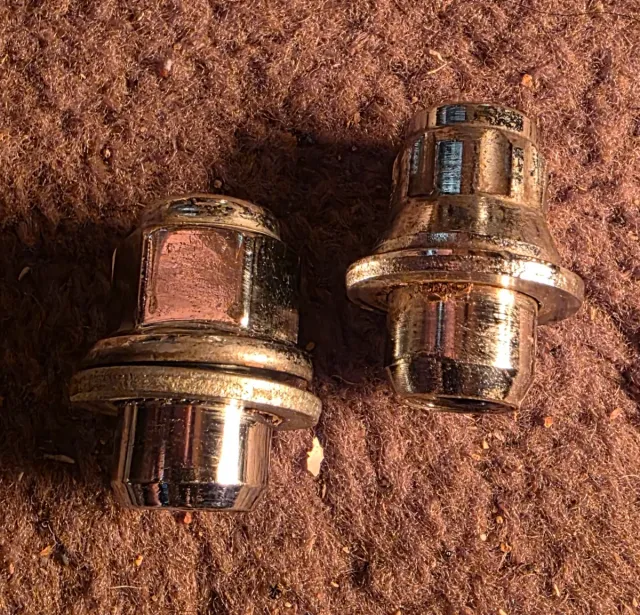 Porcas e parafusos e tampas para rodas.