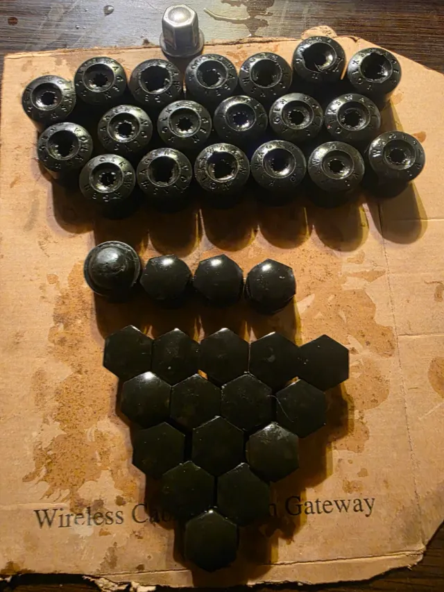 Porcas e parafusos e tampas para rodas.