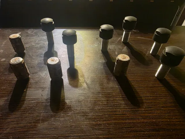 Porcas e parafusos e tampas para rodas.