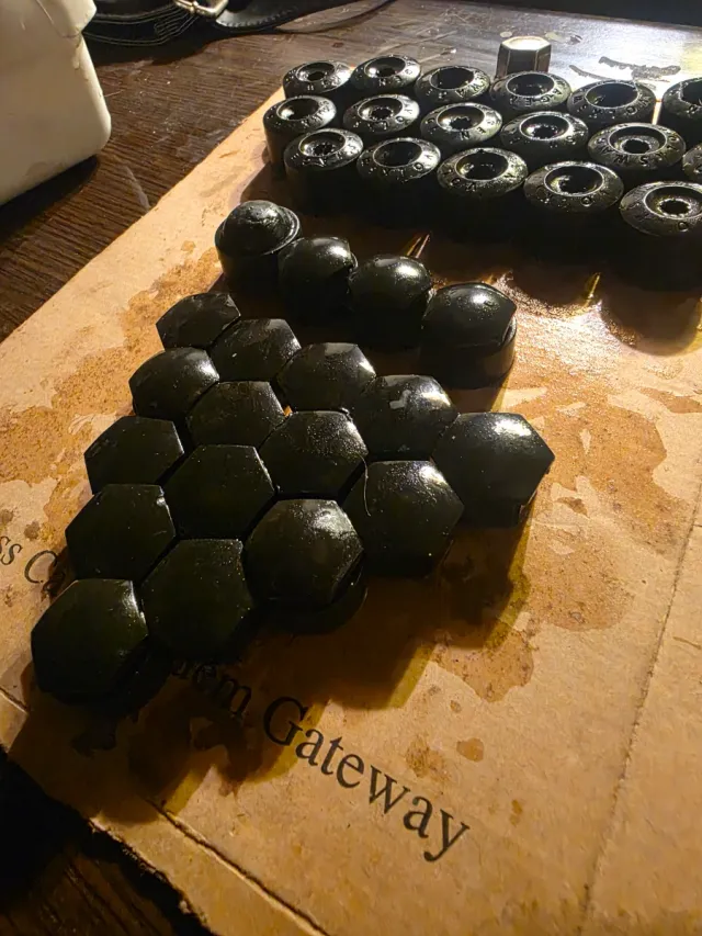 Porcas e parafusos e tampas para rodas.