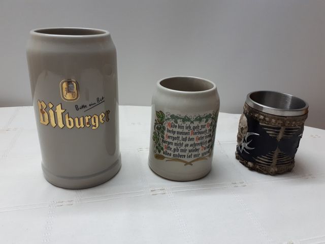 Jarra de cerveja alemã autêntica de louça