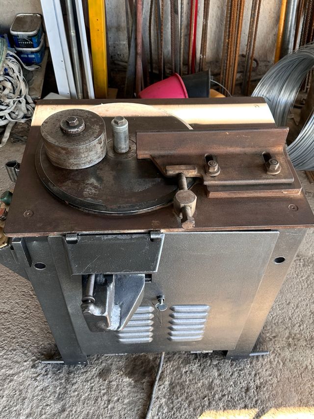 Maquina OSCAM cortadora dobladora hierro