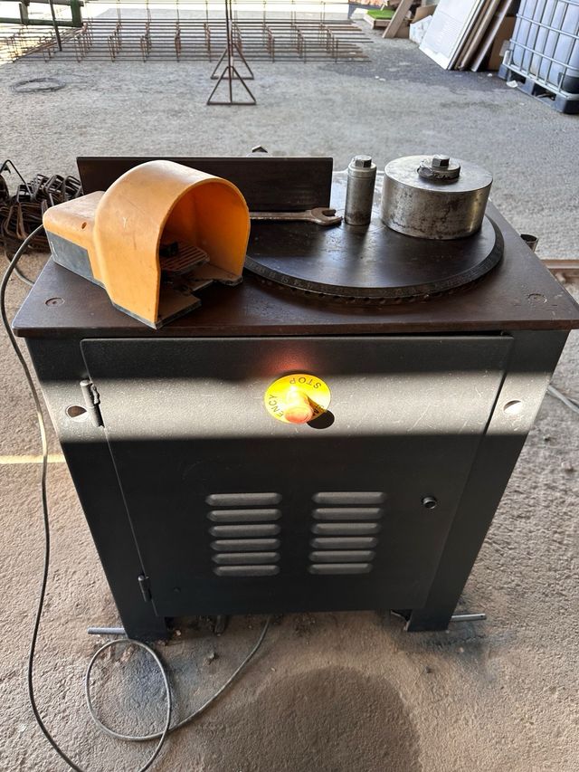 Maquina OSCAM cortadora dobladora hierro