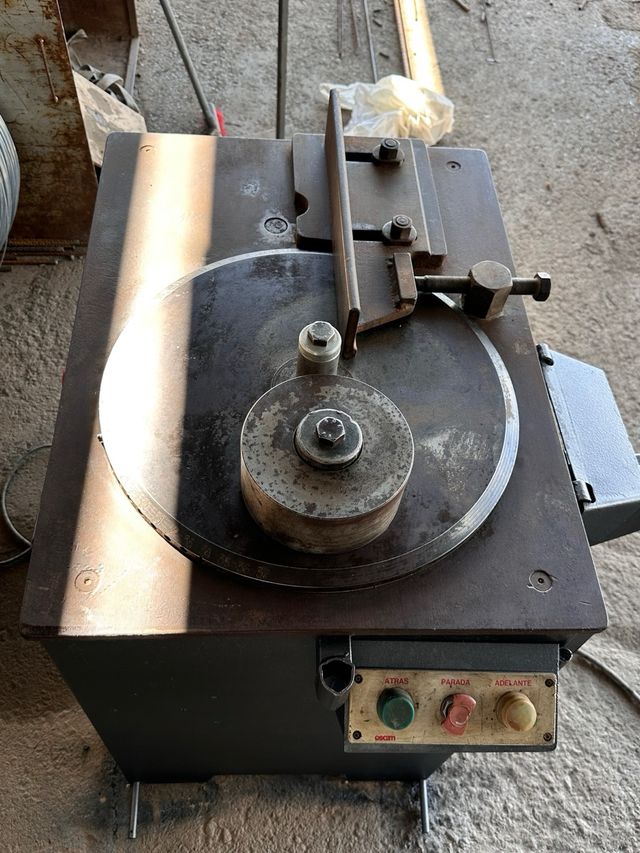 Maquina OSCAM cortadora dobladora hierro