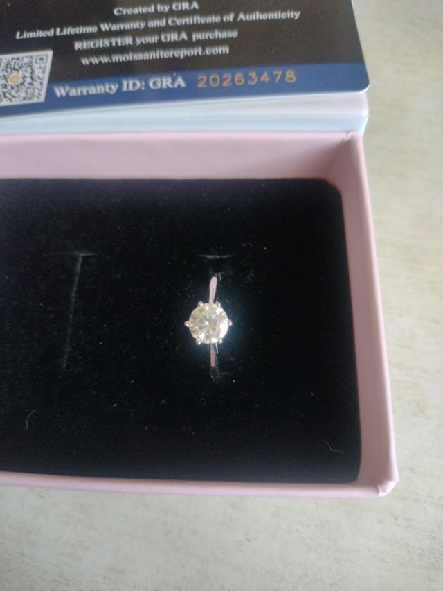 Argento con diamante moissanite