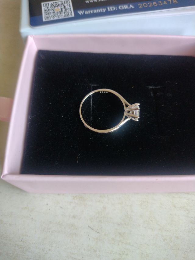 Argento con diamante moissanite