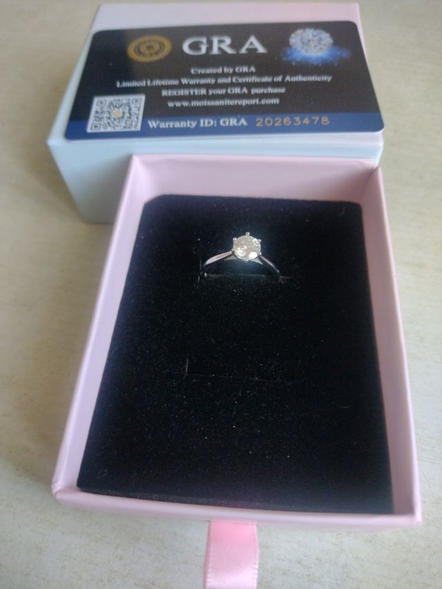 Argento con diamante moissanite