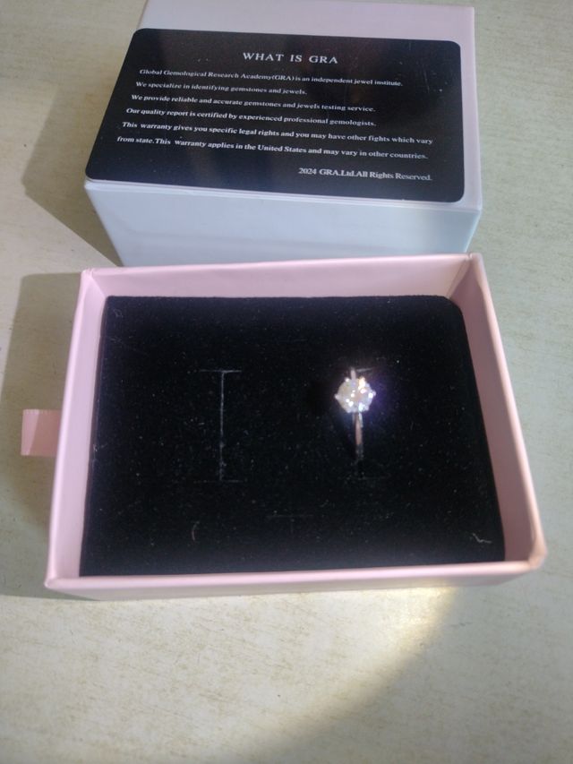Argento con diamante moissanite