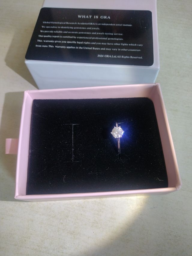 Argento con diamante moissanite