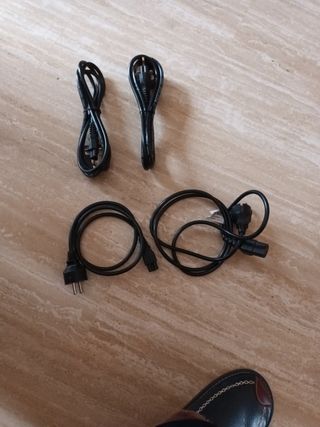 Cables de ordenador de sobremesa.