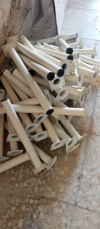 Lote estantes con patas metálicas lacadas