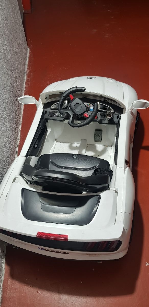 Coche eléctrico infantil