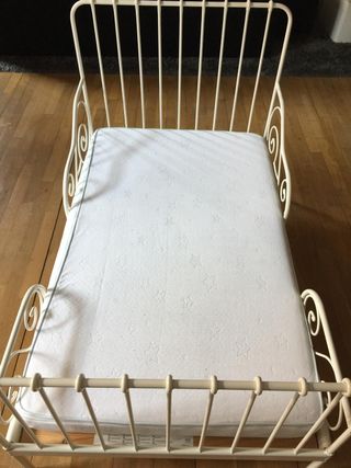 Cama IKEA extensible.