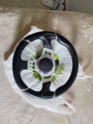 Se vende Volante Marca Momo.
