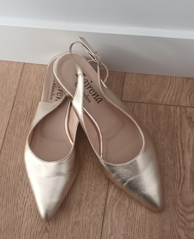 Zapatos dorados nuevos