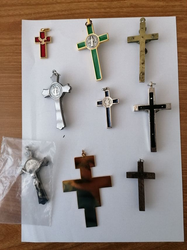 LOTTO DI 9 CROCIFISSI IN VARIO MATERIALE