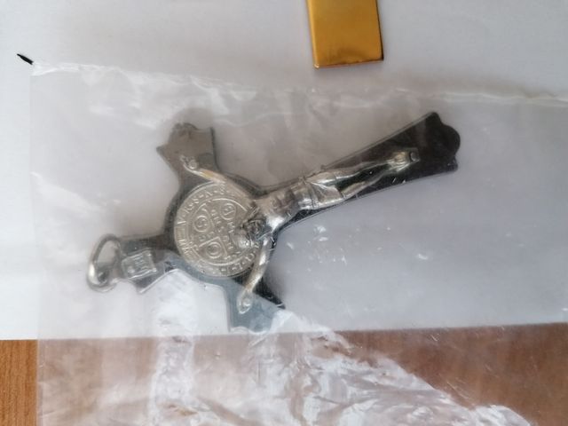 LOTTO DI 9 CROCIFISSI IN VARIO MATERIALE