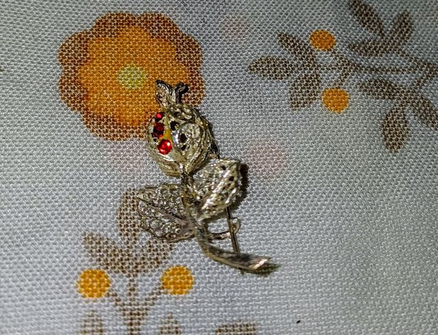 Brochê de prata a flor de romã