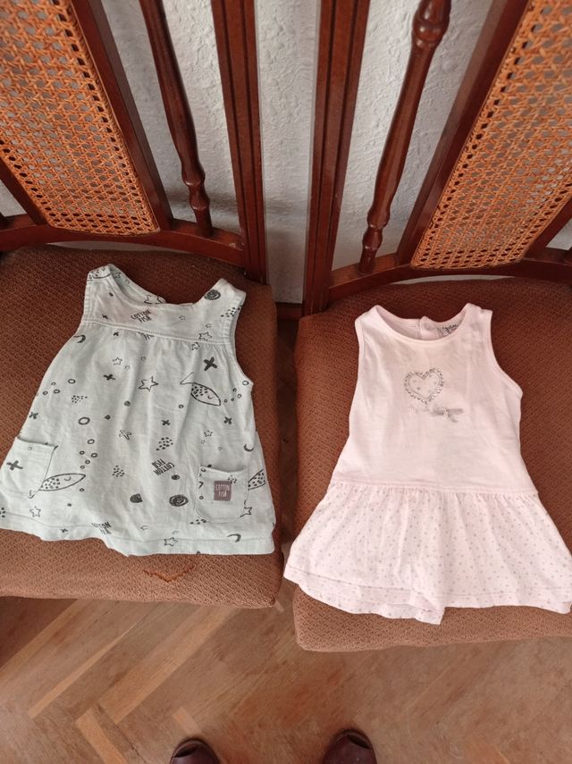 2 vestidos de 6 a 18 meses a 5 euros cada  vestido