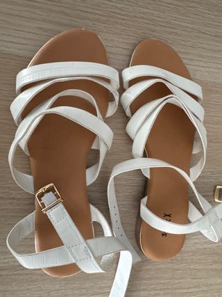 Sandalias blancas niña