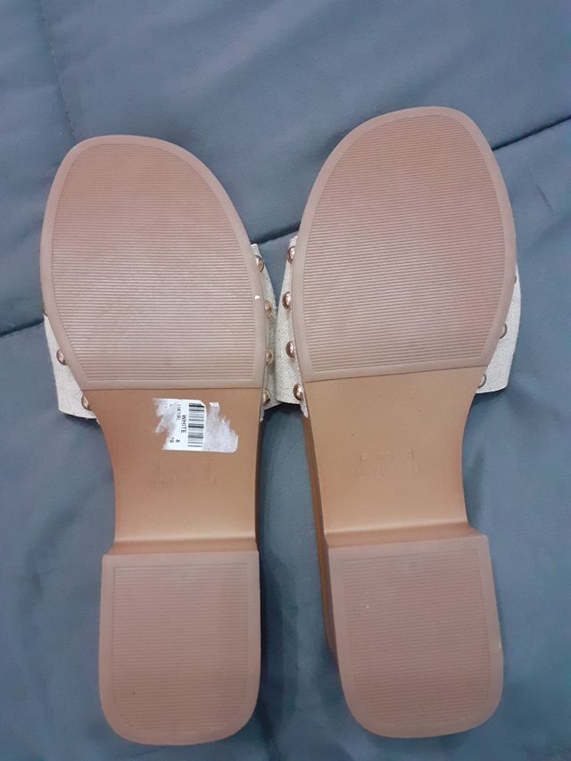 Zuecos destalonados con tacón