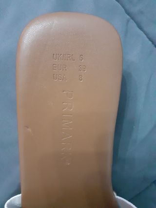 Zuecos destalonados con tacón