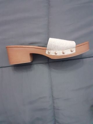 Zuecos destalonados con tacón