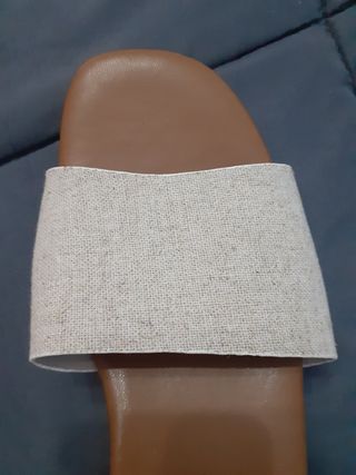 Zuecos destalonados con tacón