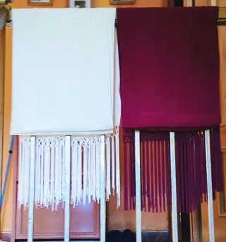 2 Fular de seda con flores bordadas.