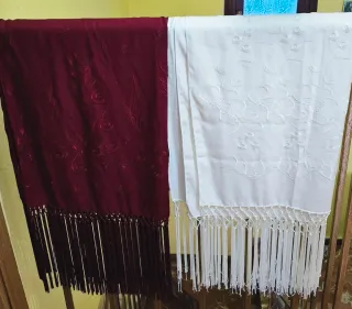 2 Fular de seda con flores bordadas.