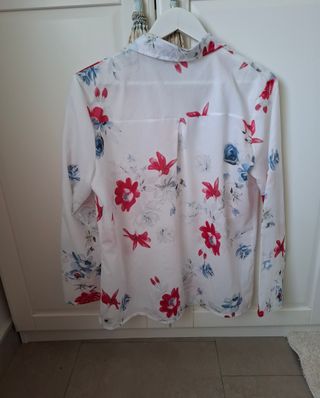 Camisa de flores blanca.