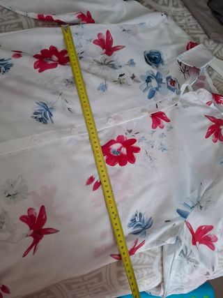 Camisa de flores blanca.