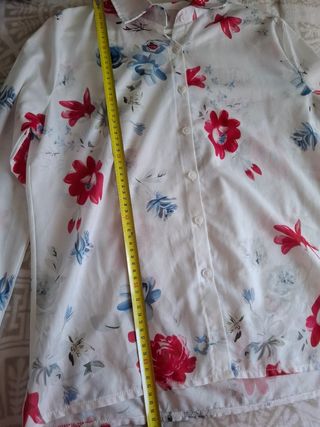 Camisa de flores blanca.