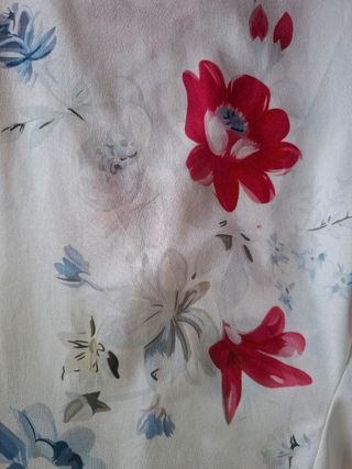 Camisa de flores blanca.