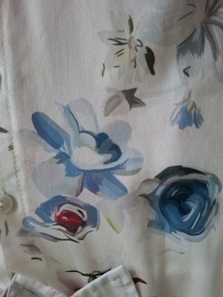 Camisa de flores blanca.