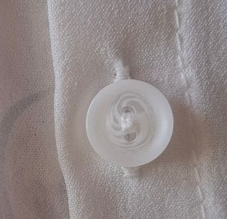 Camisa de flores blanca.