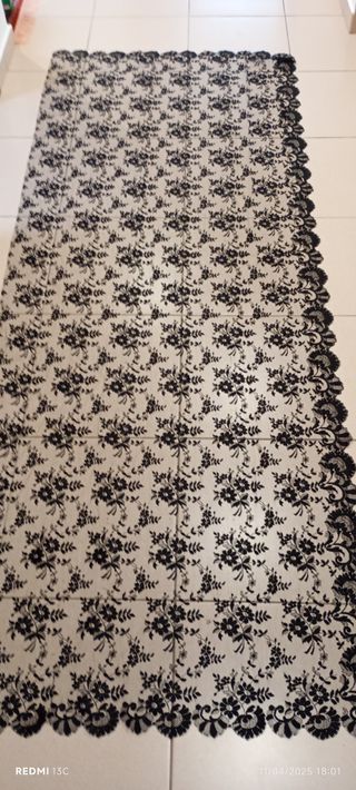 Antigua mantilla de blonda muy grande.