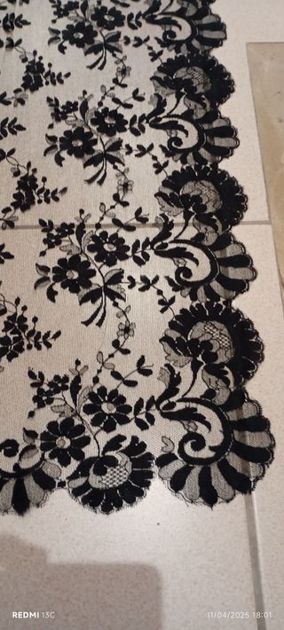 Antigua mantilla de blonda muy grande.