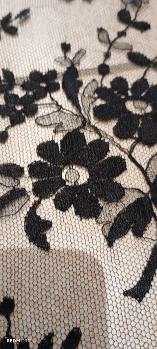 Antigua mantilla de blonda muy grande.