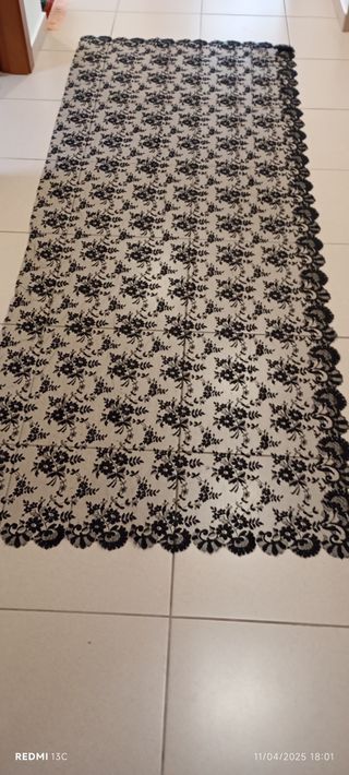 Antigua mantilla de blonda muy grande.