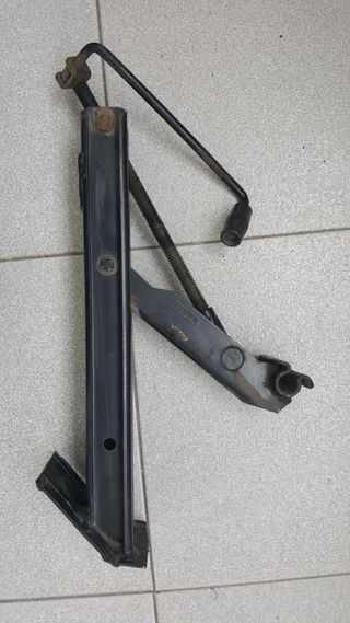Gato de coche + llave de ruedas