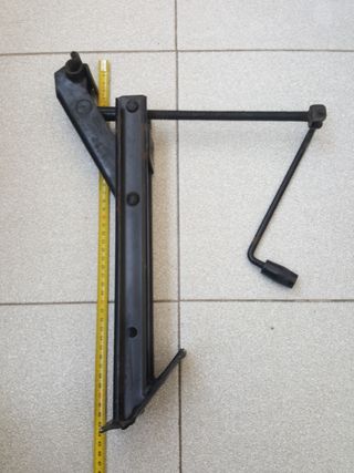 Gato de coche + llave de ruedas