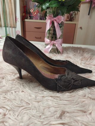 Zapatos de ante marrón de tacón