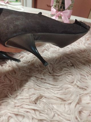 Zapatos de ante marrón de tacón