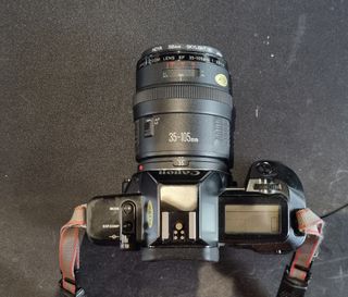 Cámara analógica Canon EOS 650 con Objetivo 35-105