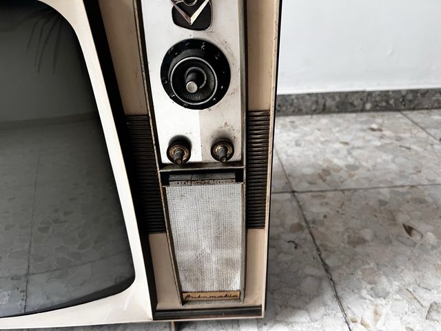 Televisor antiguo Vanguard modelo 195