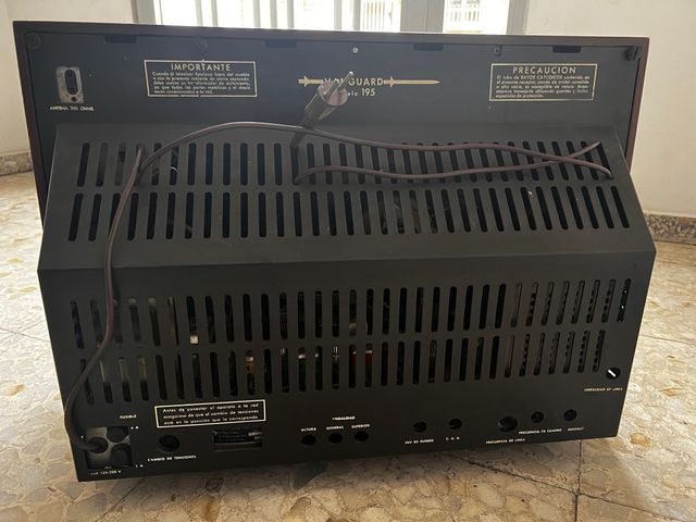 Televisor antiguo Vanguard modelo 195